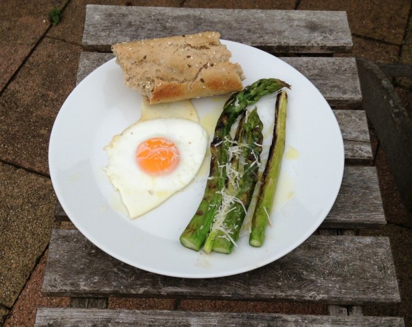 Gegrilde asperges met ei